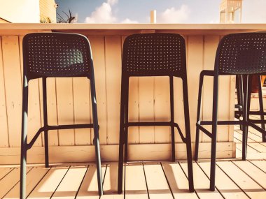 Çatıda açık hava barında boş koltuk