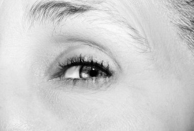 Güzel bir anlayışlı kadın bakışı. Yakın çekim..