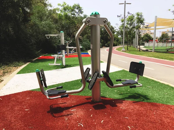 Exercise equipment in a public park in Rishon Le Zion, Israel. — Stock Photo, Image