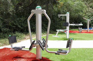  Rishon Le Zion, İsrail için genel bir parkta egzersiz donanımları.