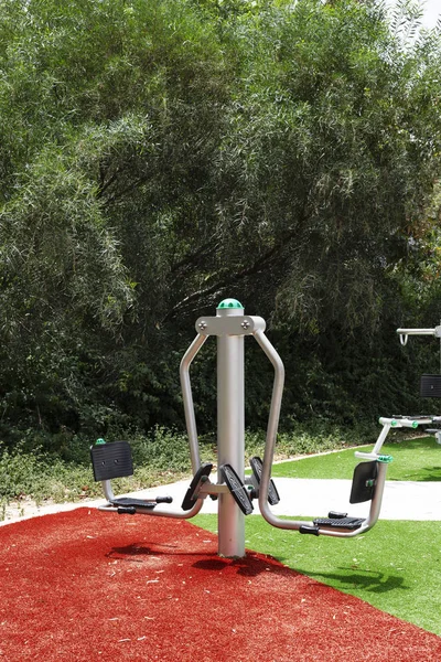 Equipo de ejercicios en un parque público en Rishon Le Zion, Israel . — Foto de Stock