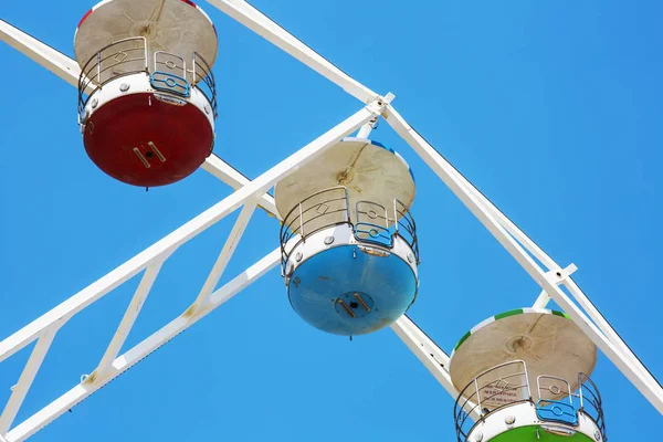 Барвисті чортове колесо на фоні синього неба в Луна-парк. — стокове фото