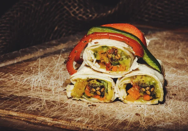 Υγιή μεσημεριανό σνακ. Στοίβα της οδού Μεξικού τροφίμων fajita τορτίγια που τυλίγει με φρέσκα λαχανικά — Φωτογραφία Αρχείου