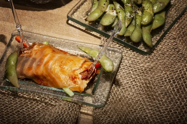 Fette di salmone su un piatto con verdure, spuntino per un bar — Foto Stock