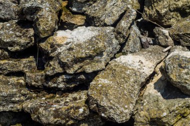 Taşlar arka plan, gri büyük taşlar, taş duvarlarda kayalar, taş çitin bir kısmı, taştan sınırın yakın çekimi.