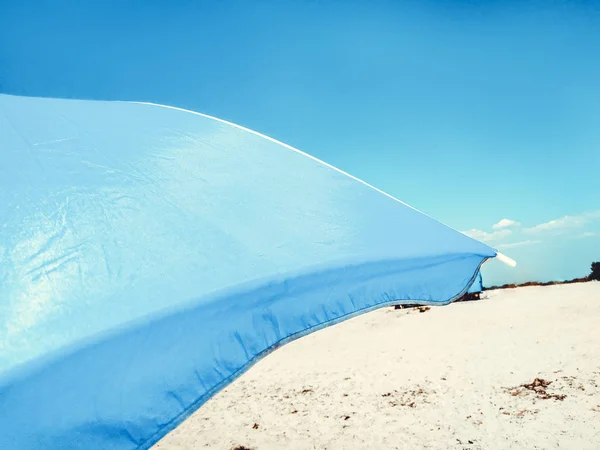 Sun Beach paraplu Parasol op zonnige dag op de achtergrond van een blauwe hemel geven schaduw en bescherming — Stockfoto
