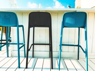 Çatıda açık hava barında boş koltuk