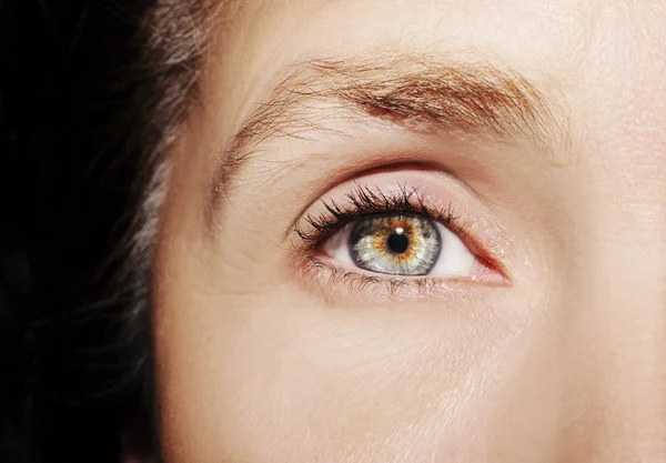 Un hermoso ojo de mujer mirada perspicaz. Primer plano.. — Foto de Stock