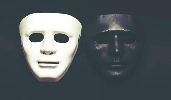Білі і темні людські маски — стокове фото