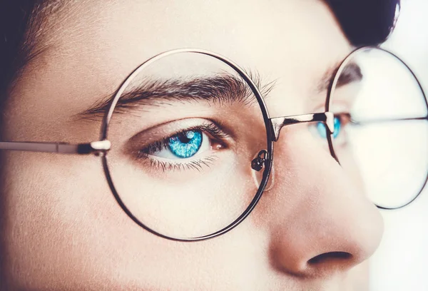 Портрет хлопчика в окулярах блакитні очі близько, макро студійний знімок — стокове фото