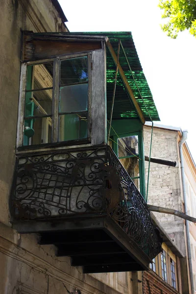 Oude Tbilisi architectuur, raam en exterieur in de zomerdag — Stockfoto