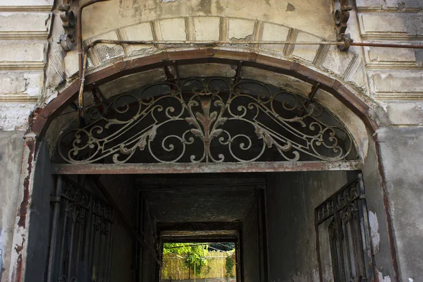 Alte Architektur von Tiflis, die Eingangstür — Stockfoto