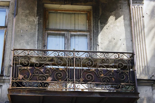 여름의 옛 트빌리시 건축, 창문 과 외부 장식 — 스톡 사진