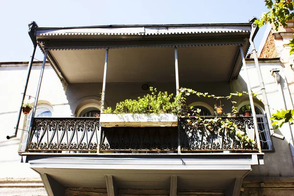 Old Tbilisi architecture, window and exterior decor in summer day — Stock Photo, Image