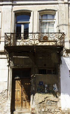 Tiflis, Gürcistan - 02 Eylül 2018: Pencere ve dış dekor yaz gün, Gürcistan sermaye