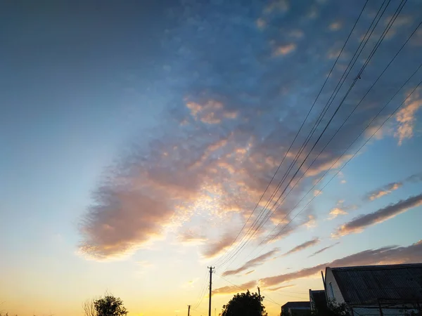 Dreamy colorful evening sky with fluffy clouds — Stock Photo, Image