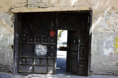 Eski Tiflis mimarisi, yaz günü giriş kapısı ve dış dekor.