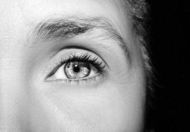 Güzel bir anlayışlı kadın bakışı. Yakın çekim..