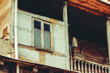 Yaz günlerinde eski Tiflis mimarisi, penceresi ve dış dekoru