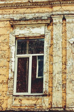 Yaz günlerinde eski Tiflis mimarisi, penceresi ve dış dekoru