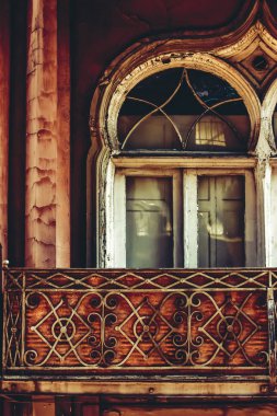 Yaz günlerinde eski Tiflis mimarisi, penceresi ve dış dekoru.