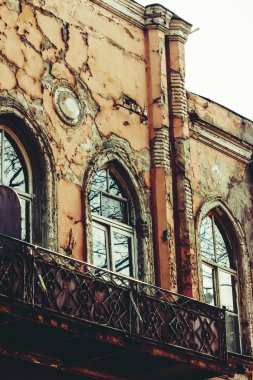 Yaz günlerinde eski Tiflis mimarisi, penceresi ve dış dekoru.