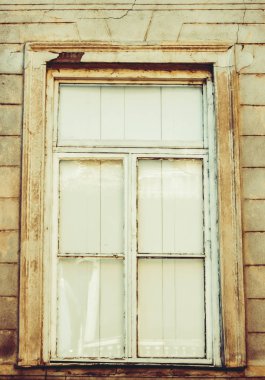 Yaz günlerinde eski Tiflis mimarisi, penceresi ve dış dekoru.