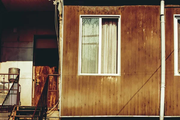 Antiga arquitetura Tbilisi, janela e decoração exterior no dia de verão. — Fotografia de Stock