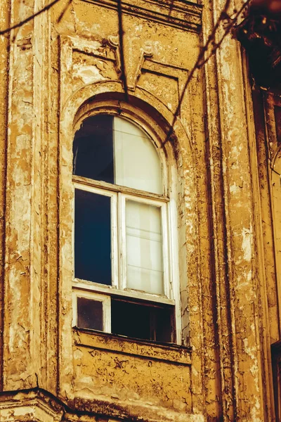 夏季第比利斯的旧建筑 窗户和外部装饰 — 图库照片