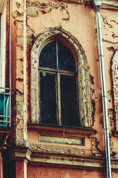 Yaz günlerinde eski Tiflis mimarisi, penceresi ve dış dekoru. — Stok fotoğraf