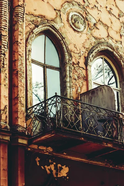 Old Tbilisi architecture, window and exterior decor in summer day. — Stock Photo, Image