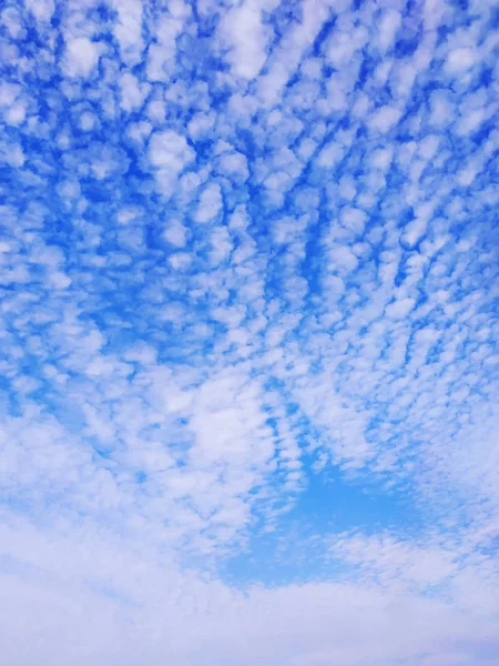 Fond bleu ciel avec des nuages. Ciel avec nuages — Photo