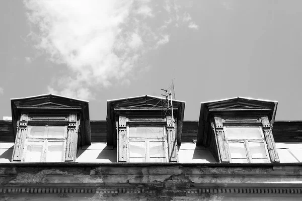 Antiga arquitetura Tbilisi, três janelas do telhado e decoração exterior no dia de outono — Fotografia de Stock