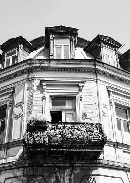 Antigua arquitectura Tbilisi, ventanas y decoración exterior en el día de otoño — Foto de Stock