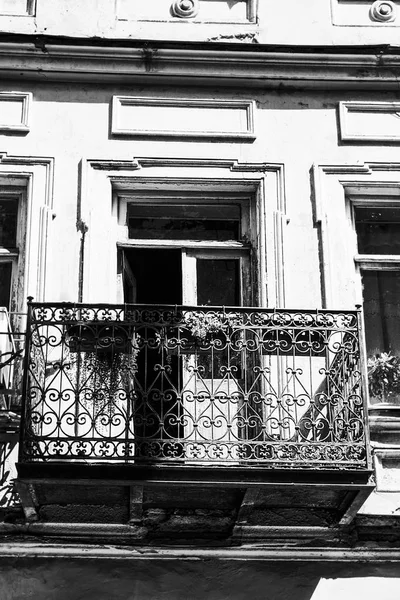 Yaz günlerinde eski Tiflis mimarisi, penceresi ve dış dekoru