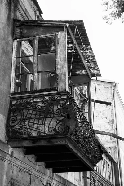 Yaz günlerinde eski Tiflis mimarisi, penceresi ve dış dekoru