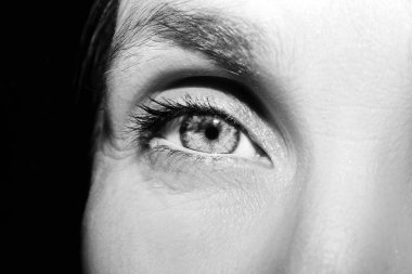 Güzel bir anlayışlı kadın bakışı. Yakın çekim..