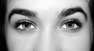 Güzel bir anlayışlı kadın bakışı. Yakın çekim..