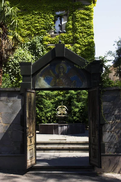 TBILISI, GEORGIA-SEPTIEMBRE 02, 2018: La puerta de entrada de la iglesia en Tiflis, Georgia — Foto de Stock
