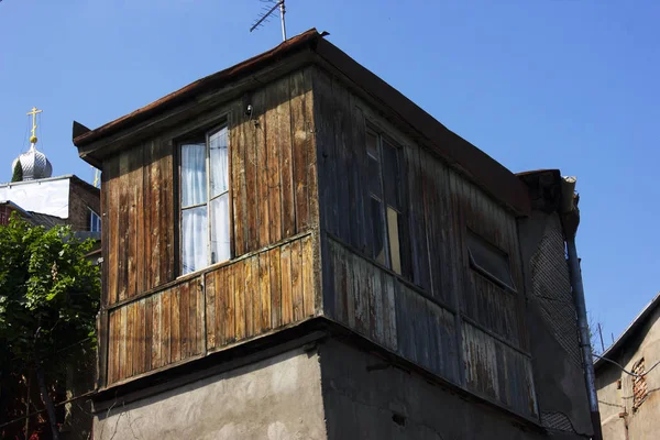 Old Tbilisi architecture, window and exterior decor in summer day — Stock Photo, Image