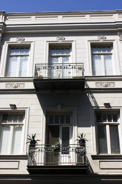 Yaz günlerinde eski Tiflis mimarisi, penceresi ve dış dekoru