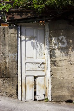 Eski Tbilisi mimarisi, yaz günde kırık kapı ile eski