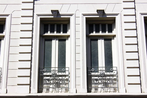 Yaz günlerinde eski Tiflis mimarisi, penceresi ve dış dekoru