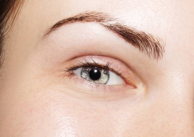 Güzel, anlayışlı bir kız gözü. Yakın çekim..