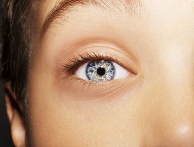 Bir güzel anlayışlı görünüm çocuğun göz. Atış kapatın.