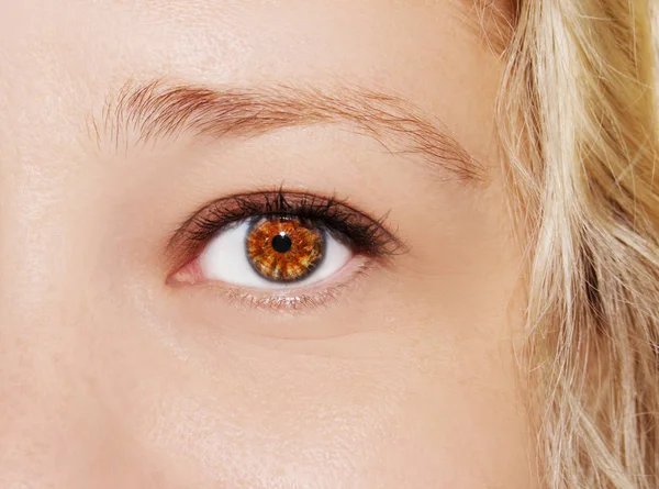 Ein schöner, aufschlussreicher Blick in die Augen der Frau. Nahaufnahme. — Stockfoto