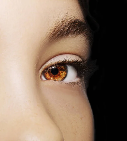 Um olhar bonito olhar perspicaz olho de menina. Fechar tiro. — Fotografia de Stock