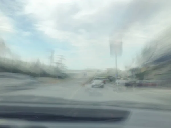 Vista de la ciudad callejera. Foto en la carretera. Árboles y coches — Foto de Stock