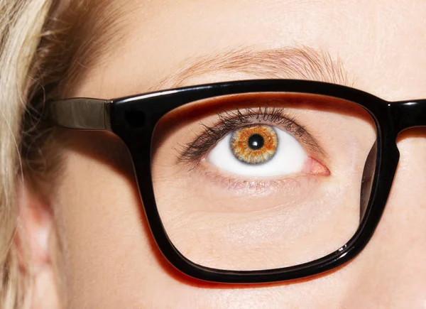 Ein schön aufschlussreicher Blick Frauenauge. Frau mit Brille. Nahaufnahme — Stockfoto