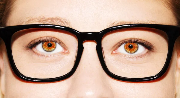 Um olhar bonito e perspicaz olho de mulher. Mulher a usar óculos. Imagem de close-up — Fotografia de Stock
